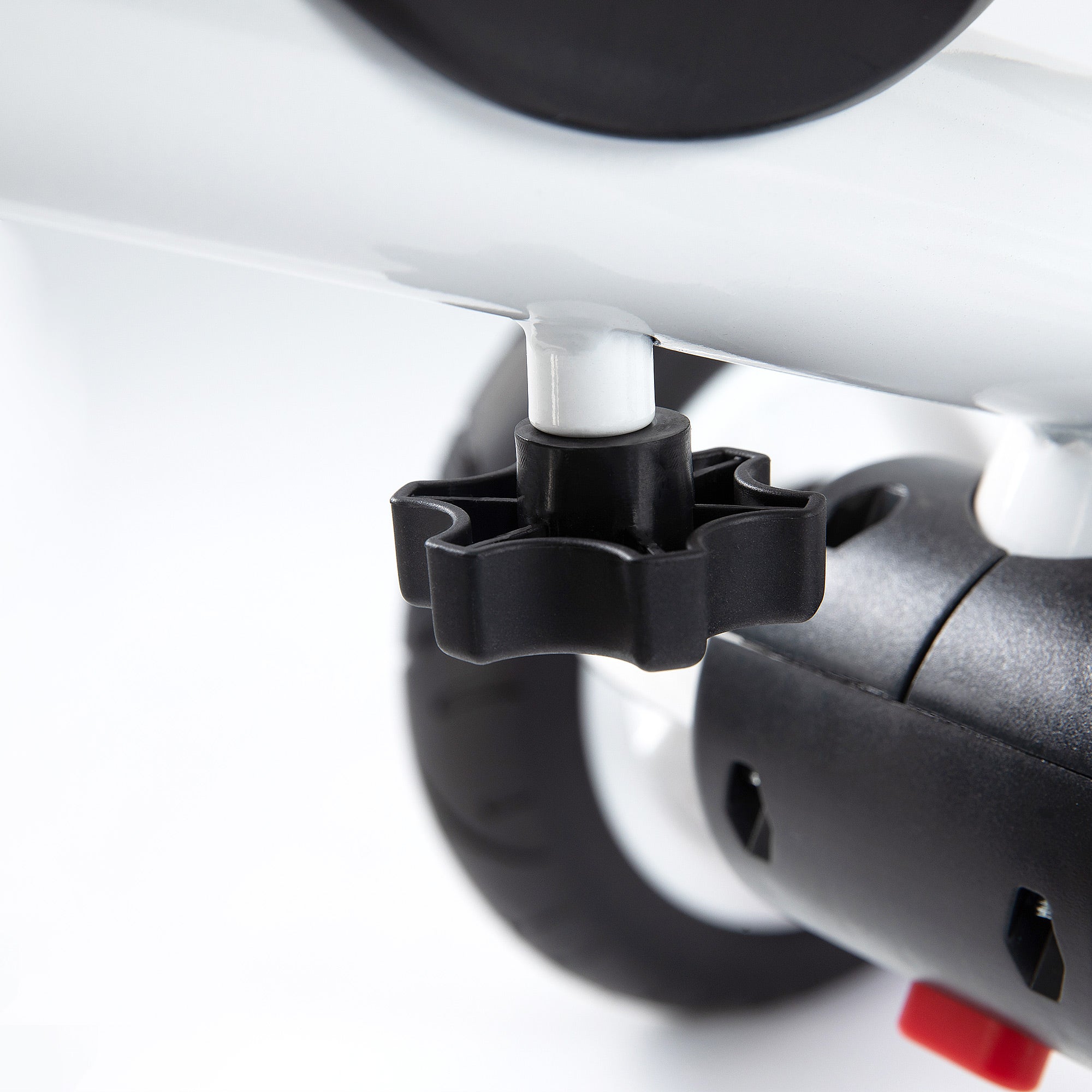 Locking adjustment knob for secure and stable tricycle setup